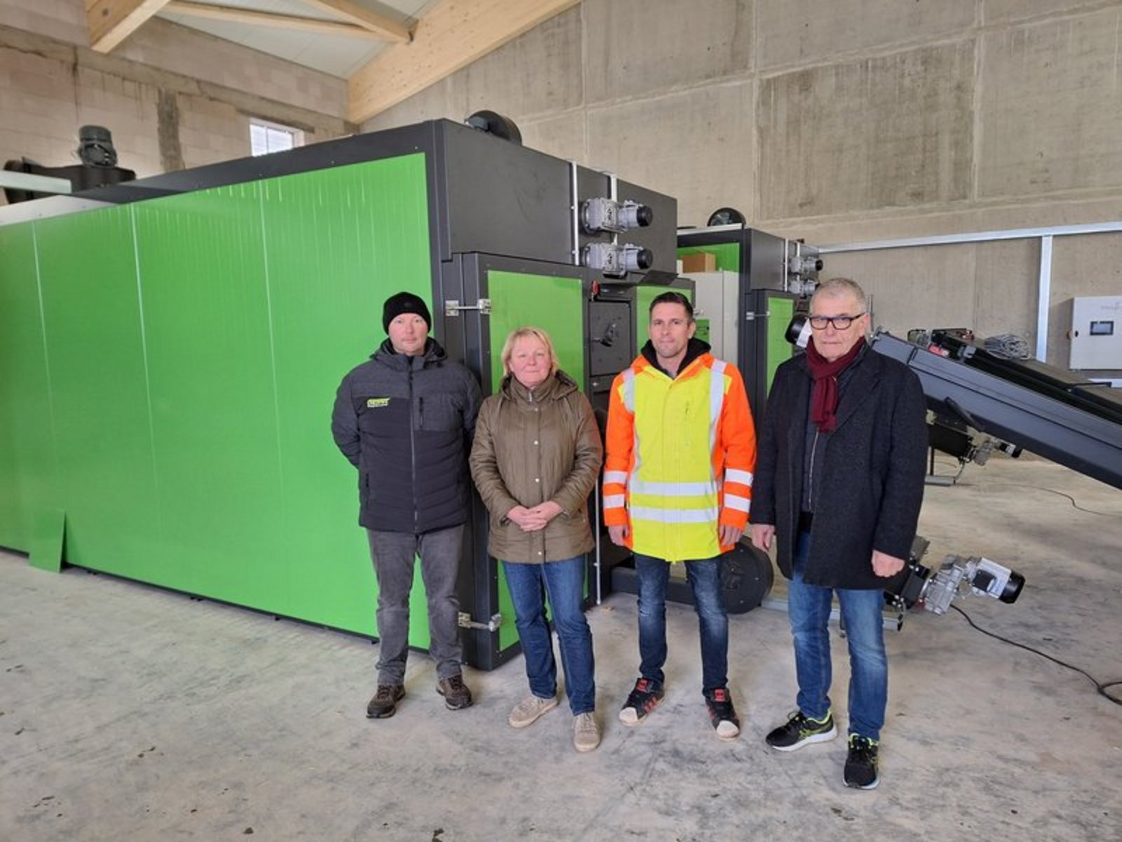v.l.n.r.: Florian Schroll (Gebietsleiter Mitteldeutschland, ENERPIPE), Regina Bruckmann (Bürgermeisterin Lonnerstadt), Daniel Kammerer (Bauamtsmitarbeiter), Herbert Krafft (Geschäftsführer Wärmenetz Lonnerstadt UG & Co. KG) Bei der Baustellenbegehung des neuen Heizhauses.